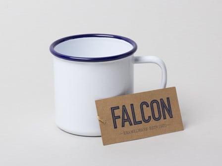 La vaisselle en acier émaillé blanc glacé avec une bordure bleue, est le marque de fabrique Falcon.
