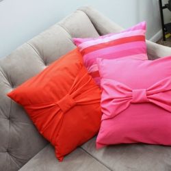 Un tuto pour créer des coussins très féminins ! Source image : http://www.raegunramblings.com