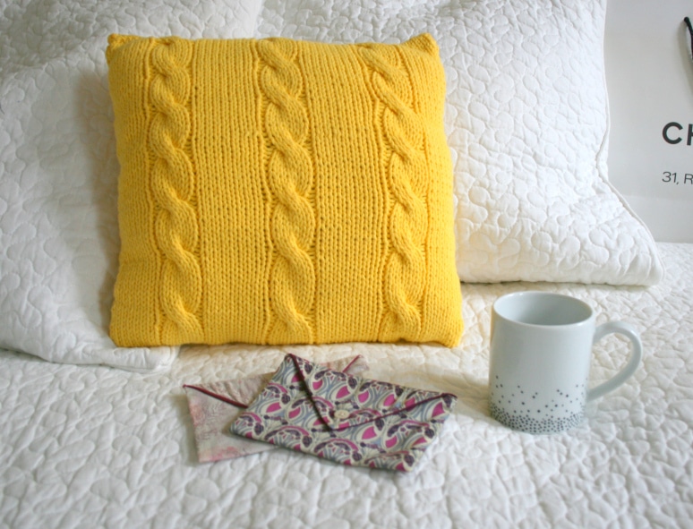 Une housse de coussin parfaite pour les fans de tricot ! Source image : http://charlotteauzou.wordpress.com