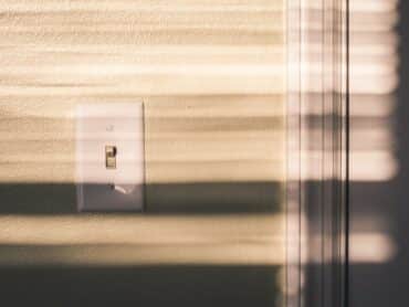 Un interrupteur luminaux mural blancal