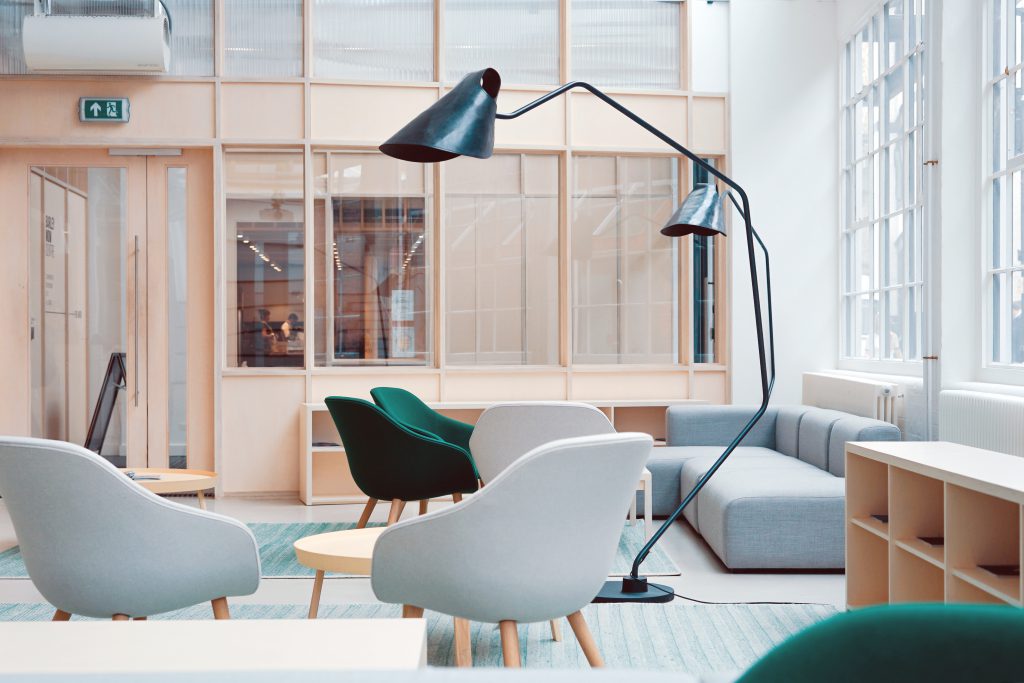 Salon avec chaises élégantes, tapis et luminaire
