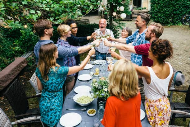 Table invités dans un jardin repas d'été