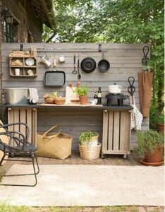 Cuisine d'été dans un jardin avec des palettes en bois