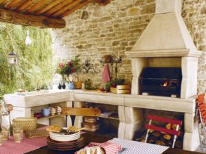 Cuisine d'été en bois et pierre au look traditionnel