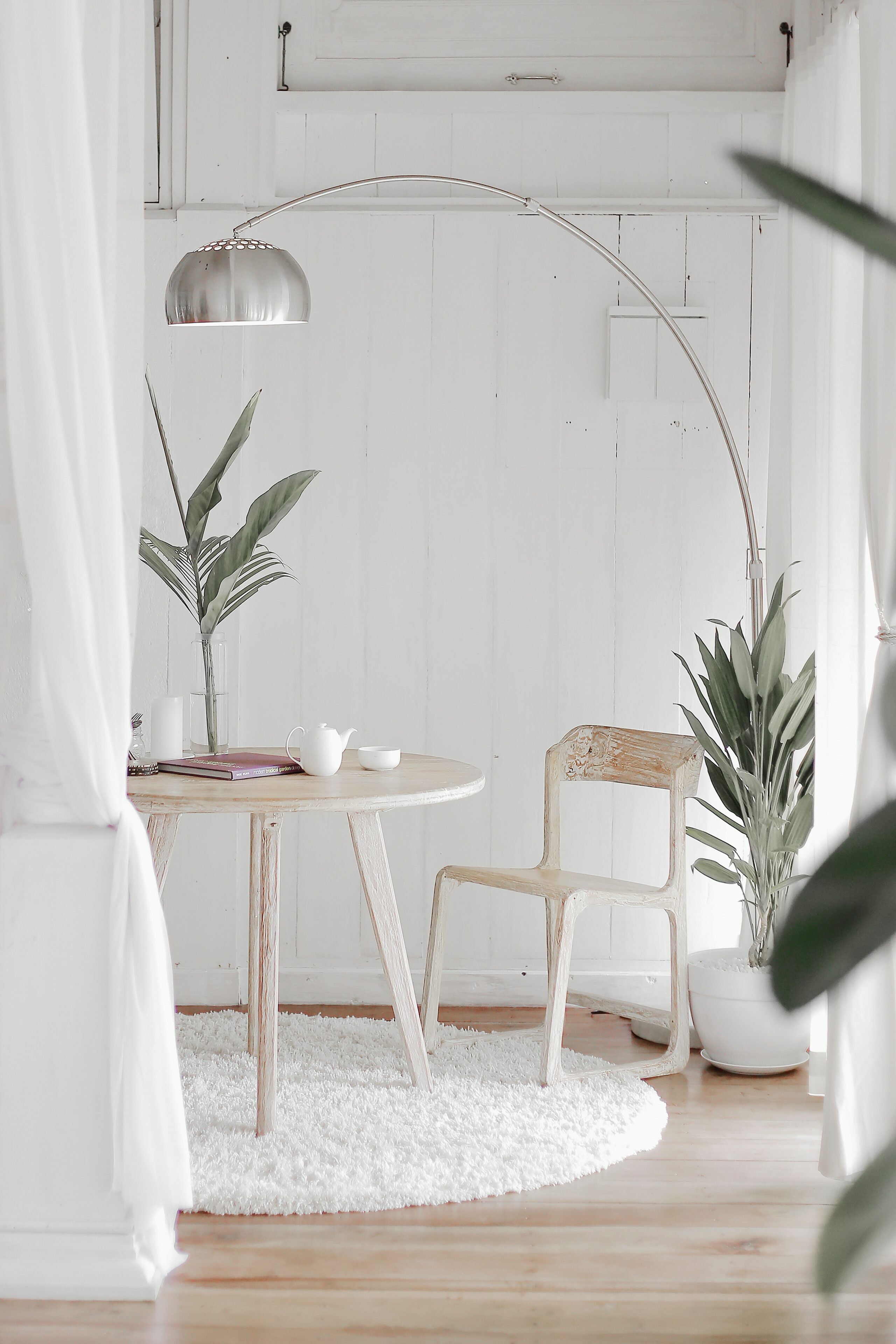 pièce avec parquet en bois clair lambris blanc et table et chaise en bois