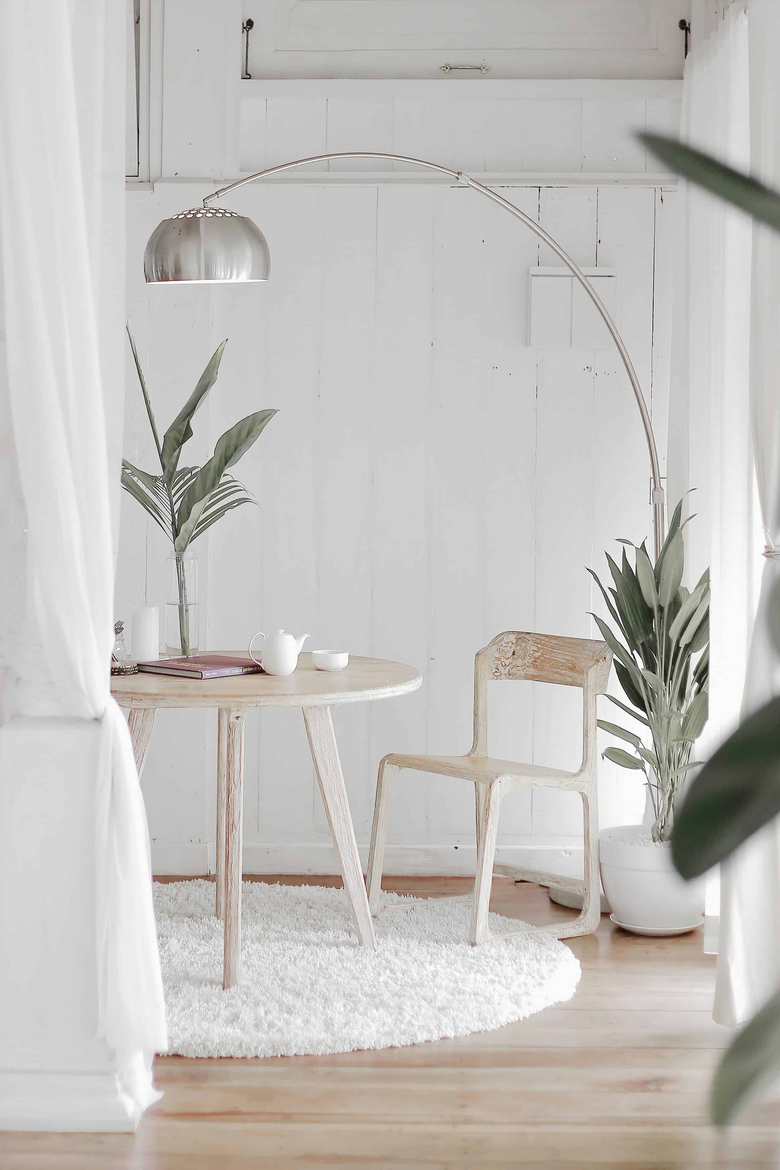 pièce avec parquet en bois clair lambris blanc et table et chaise en bois