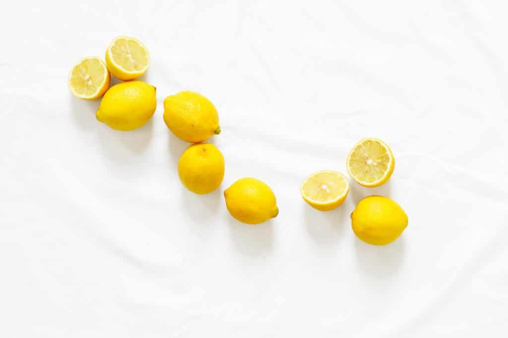 Des citrons jaune coupés et entier