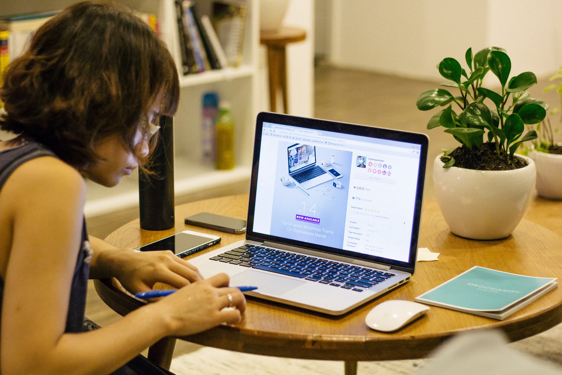 Etudiante qui est assise devant un bureau et qui travaille sur son ordinateur