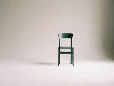 Chaise au milieu d'une pièce