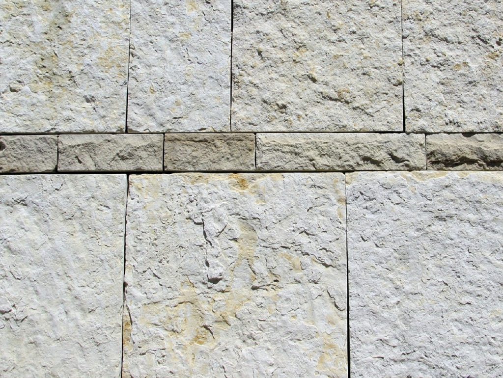 blocs de pierres calcaires